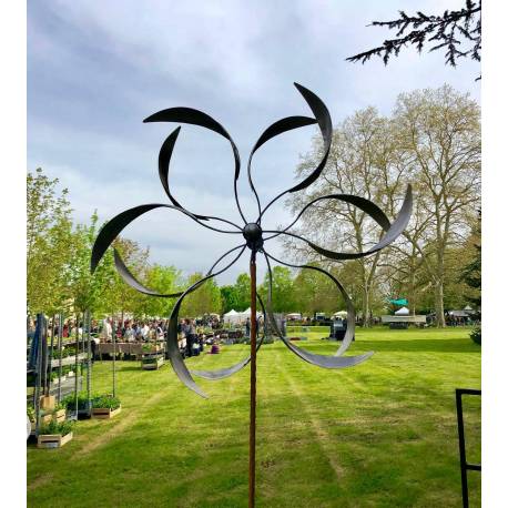 Prestigieuse Eolienne sur Pic Mobile de Jardin en Acier Brut Oxydé 30x90x256cm