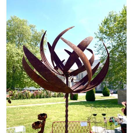 Sublime Eolienne Fleur Tuteur Mobile de Jardin en Acier Brut Oxydé 50x50x220cm