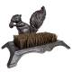 Gratte Pied avec Brosse à Pieds et Chaussures Motif Ecureuil en Fonte Patinée Marron 16x18.5x25cm