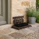 Gratte Pied avec Brosse à Pied Motifs Volutes et Fleurs de Lys en Fonte Patinée Marron 17x19x29cm